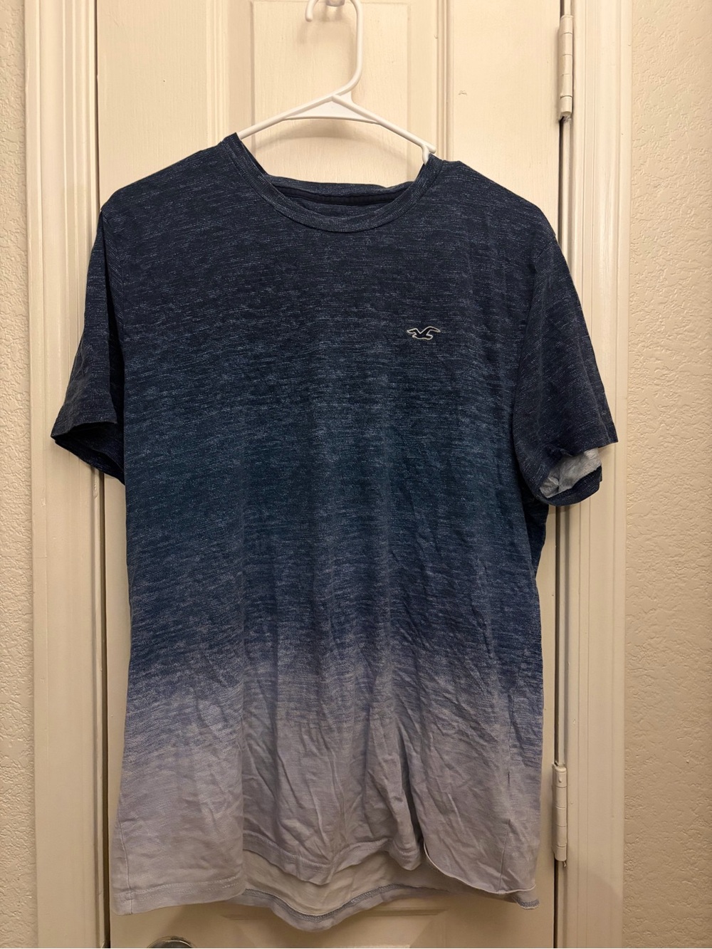 Hollister Men's Blue to Light Gray Ombre Crew Tee